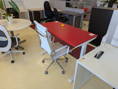 Single motor electric desk