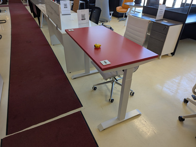 Single motor electric desk