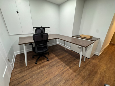 Shared l-shaped office desk system