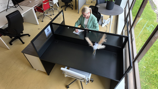 Shared l-shaped cubicle