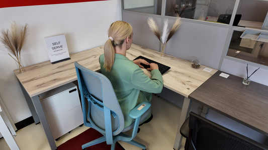 Shared l-shaped cubicle