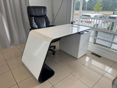 Executive high-gloss desk