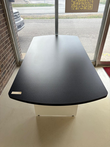 Table de réunion ovale noire et blanche