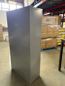 Armoire de rangement en métal grise avec portes entièrement métalliques