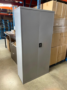 Armoire de rangement en métal grise avec portes entièrement métalliques