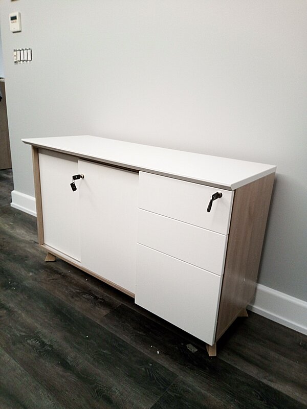 Storage cabinet with drawers