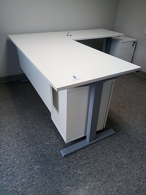 Sit-to-stand l-shaped desk