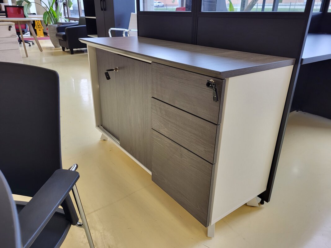 Storage cabinet with drawers