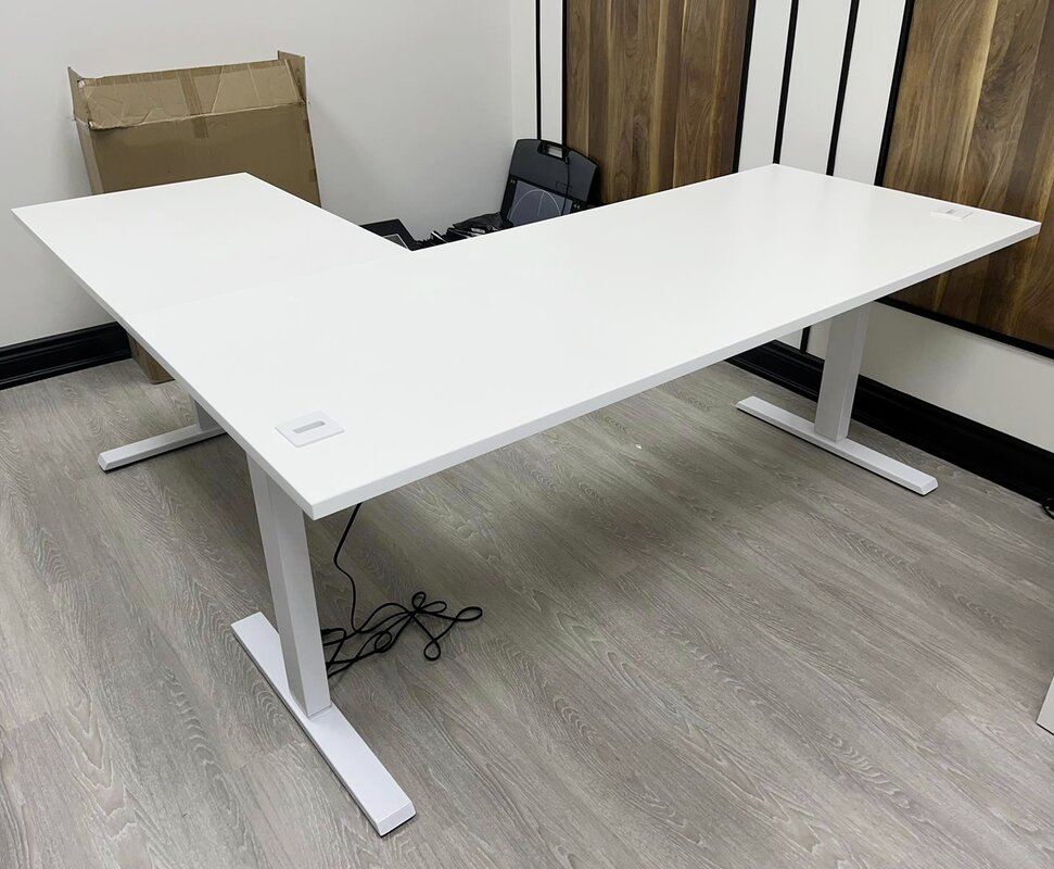 Sit-to-stand l-shaped desk