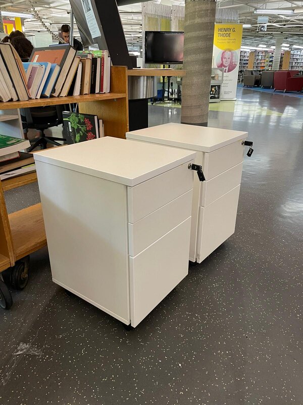 Mobile pedestal file cabinet