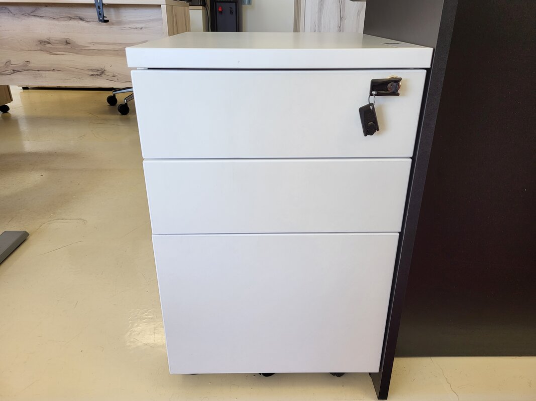 Mobile pedestal file cabinet