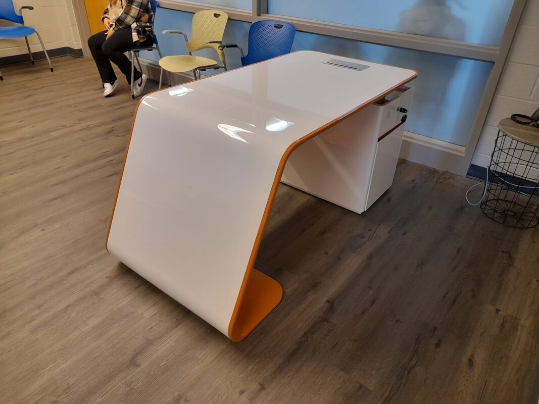 Executive high-gloss desk