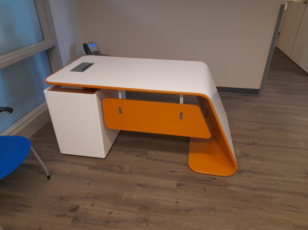 Executive high-gloss desk