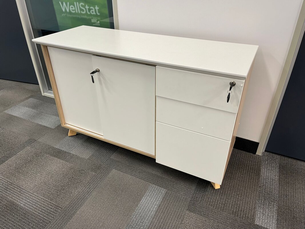 Storage cabinet with drawers