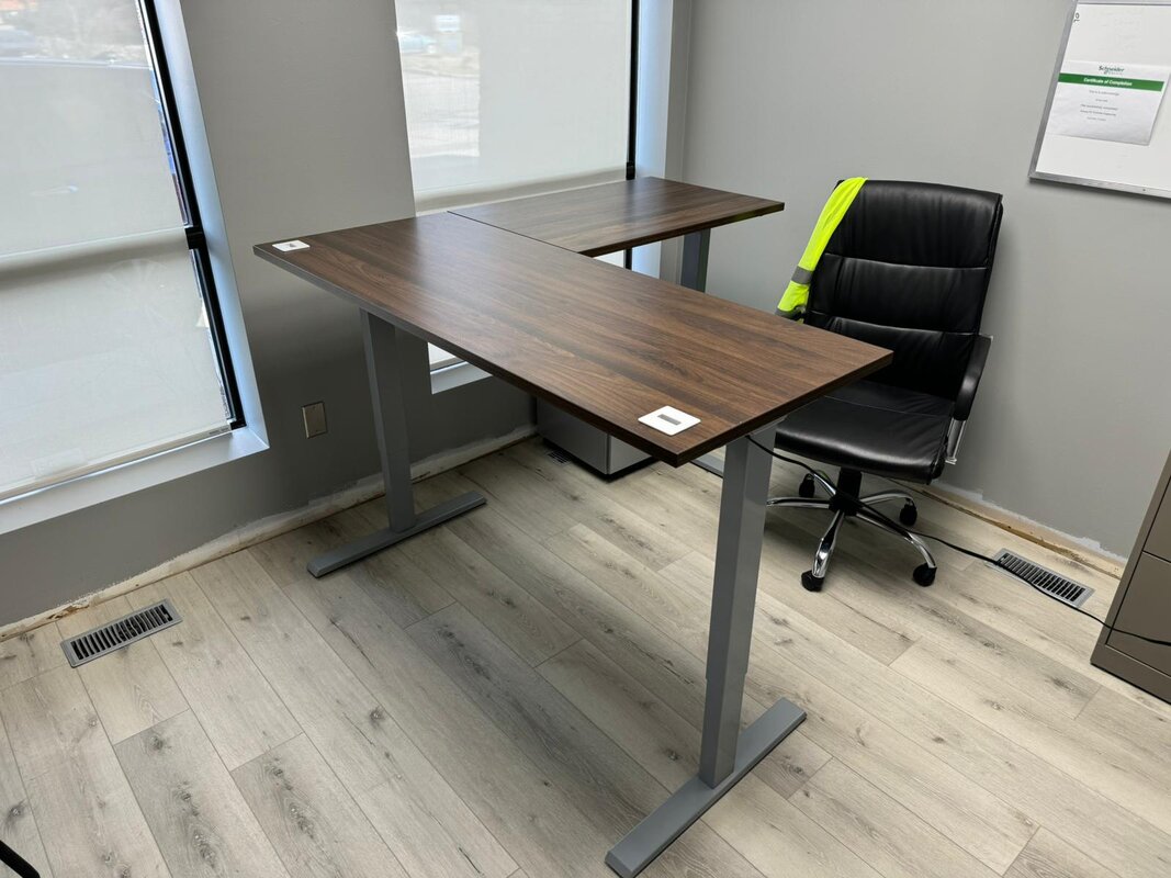 Sit-to-stand l-shaped desk