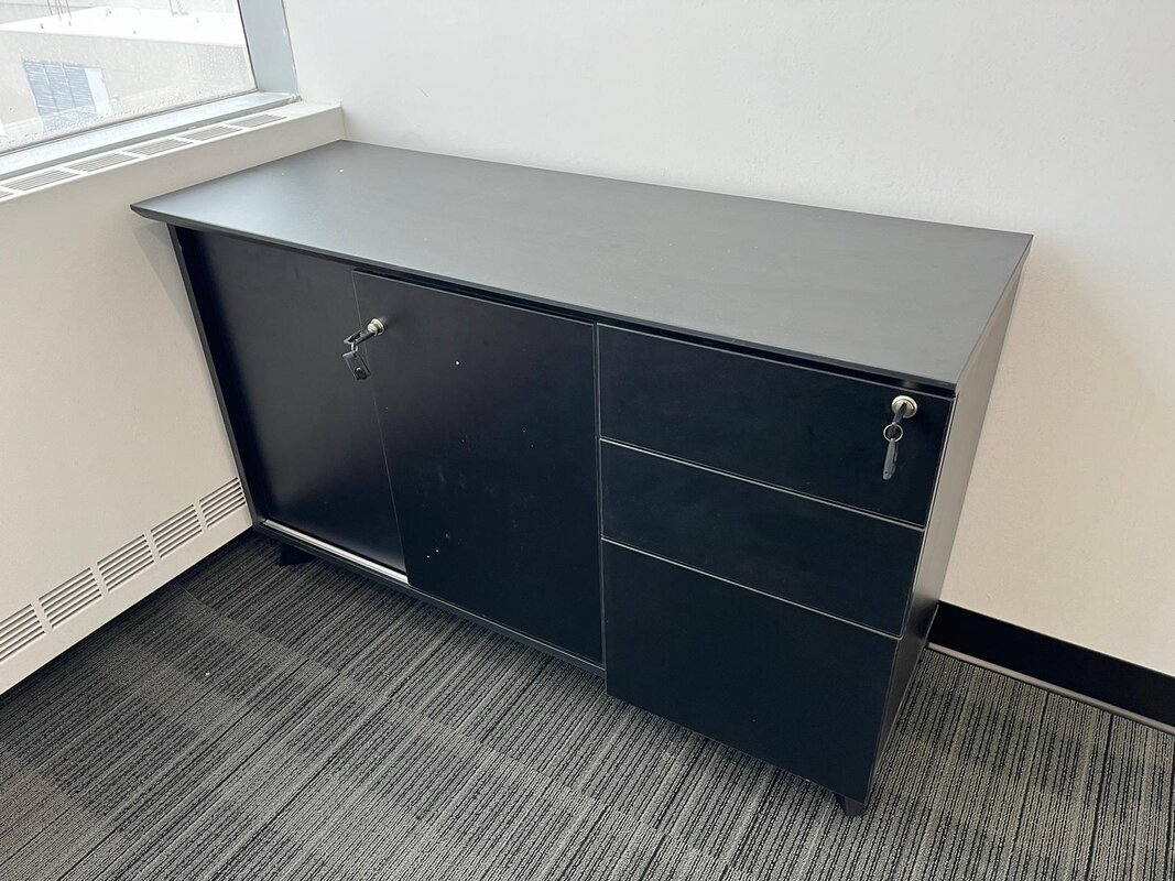 Storage cabinet with drawers