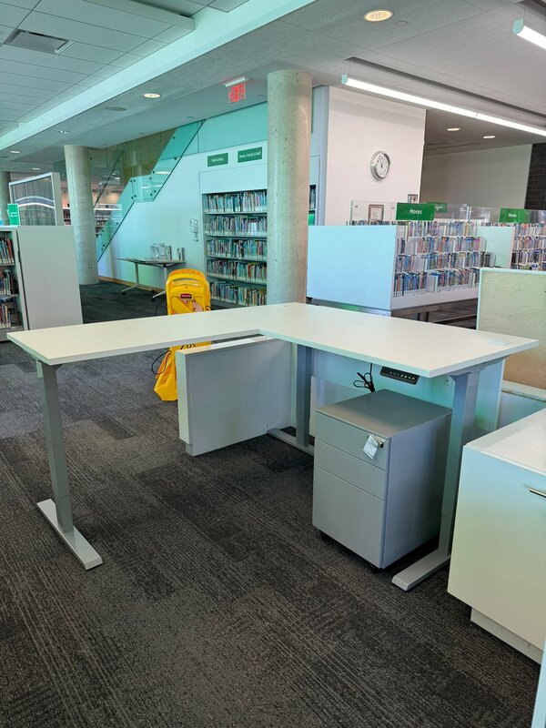 Sit-to-stand l-shaped desk