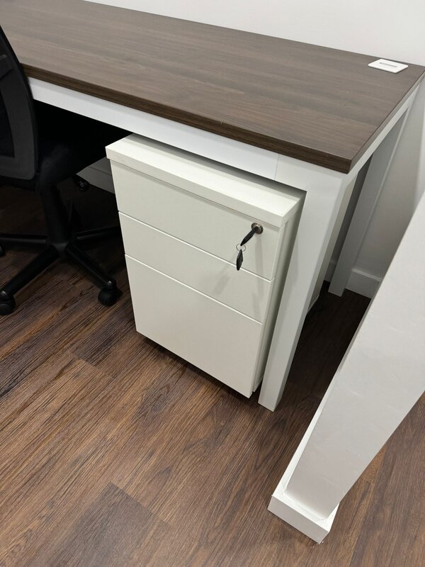 Mobile pedestal file cabinet