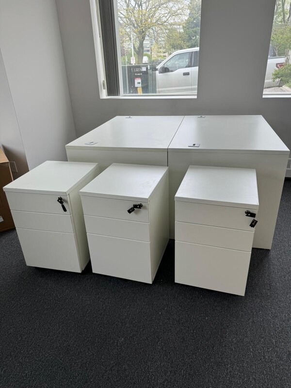 Mobile pedestal file cabinet