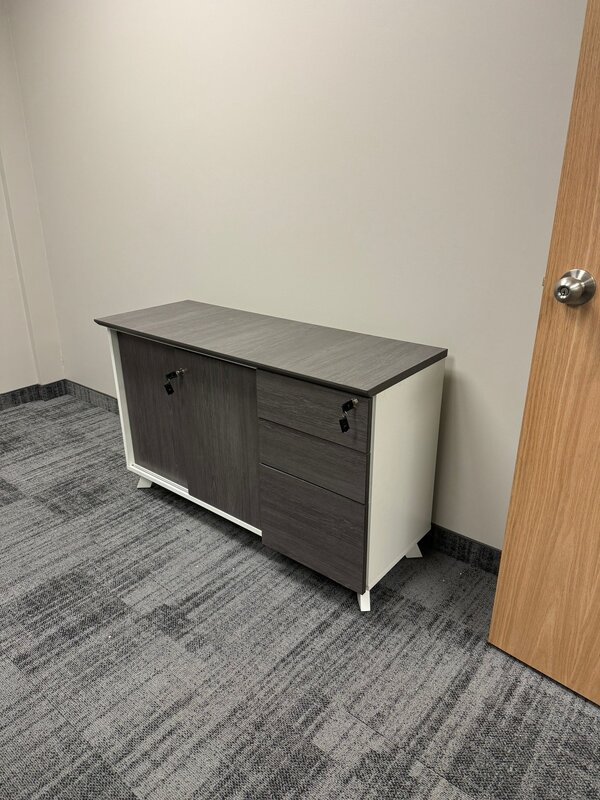 Storage cabinet with drawers