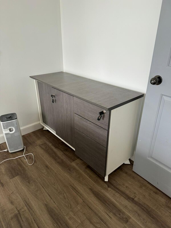 Storage cabinet with drawers