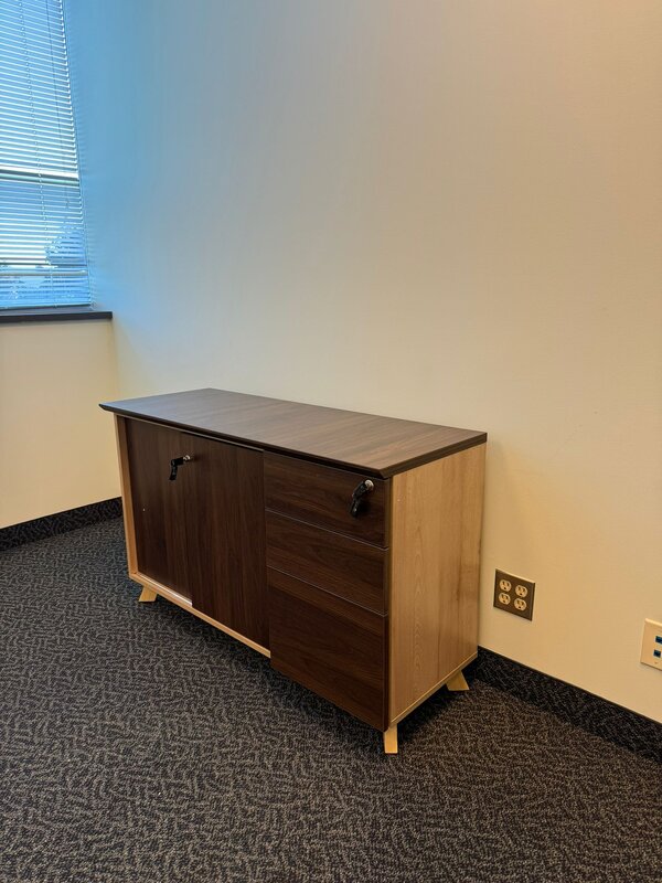 Storage cabinet with drawers