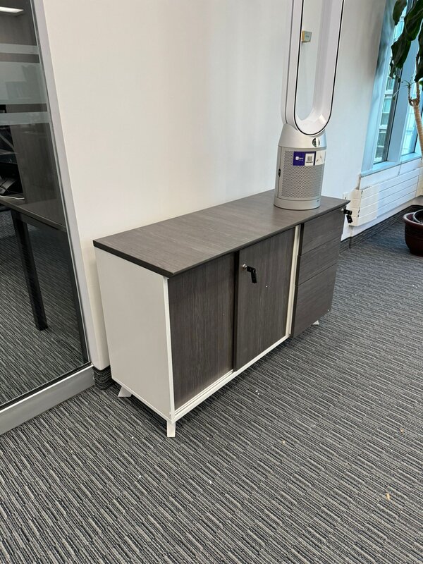 Storage cabinet with drawers