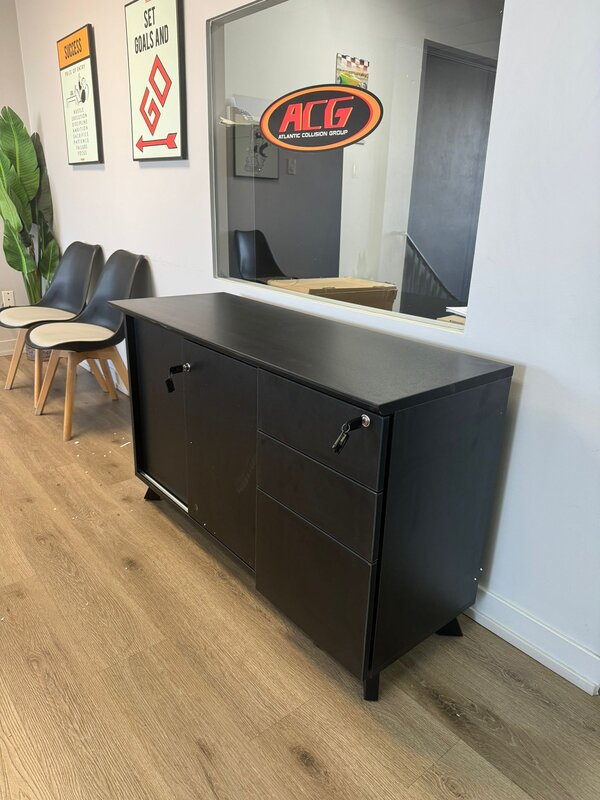 Storage cabinet with drawers