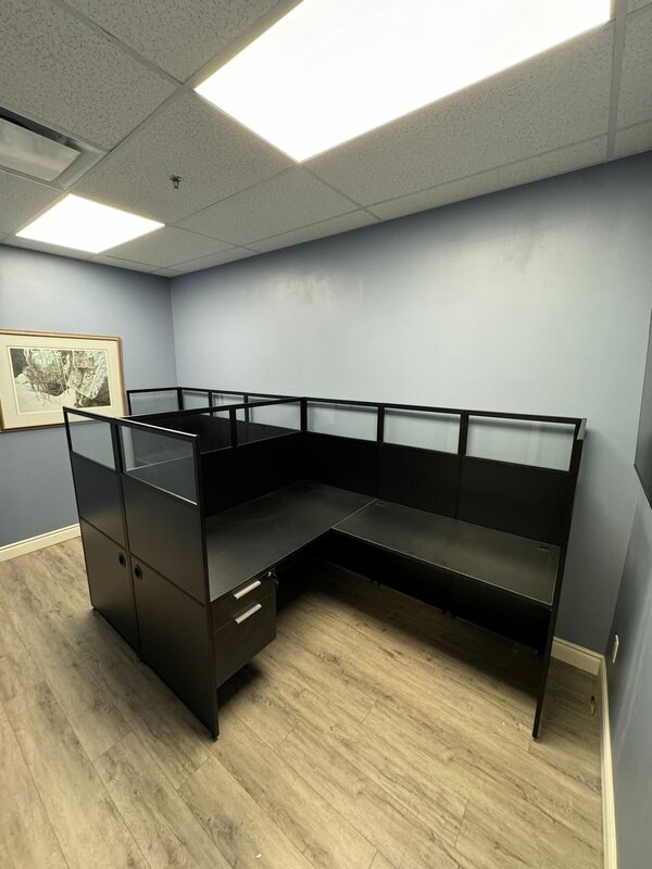 Shared l-shaped cubicles