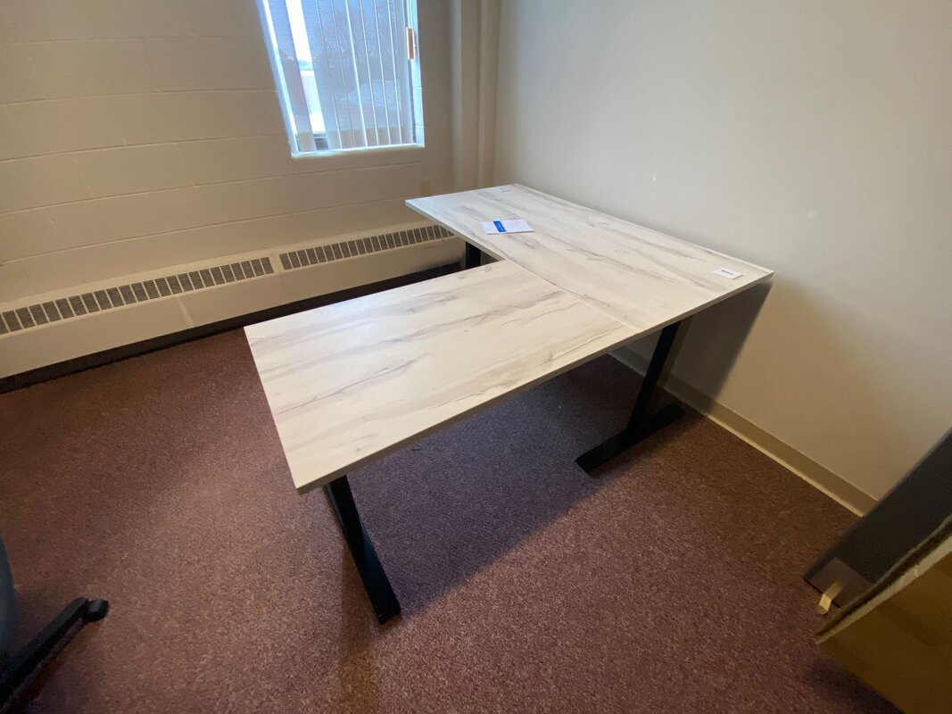 Sit-to-stand l-shaped desk