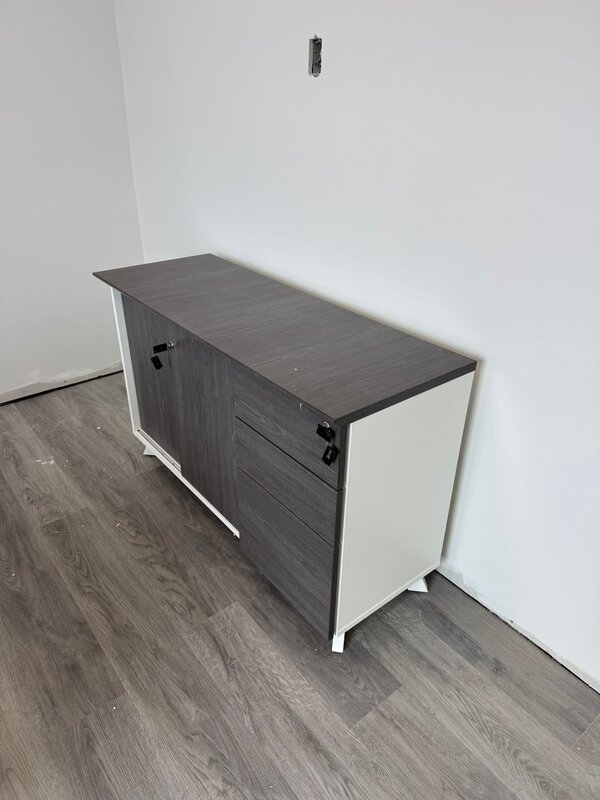 Storage cabinet with drawers