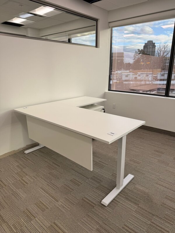 Sit-to-stand l-shaped desk
