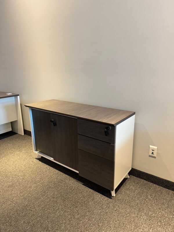 Storage cabinet with drawers