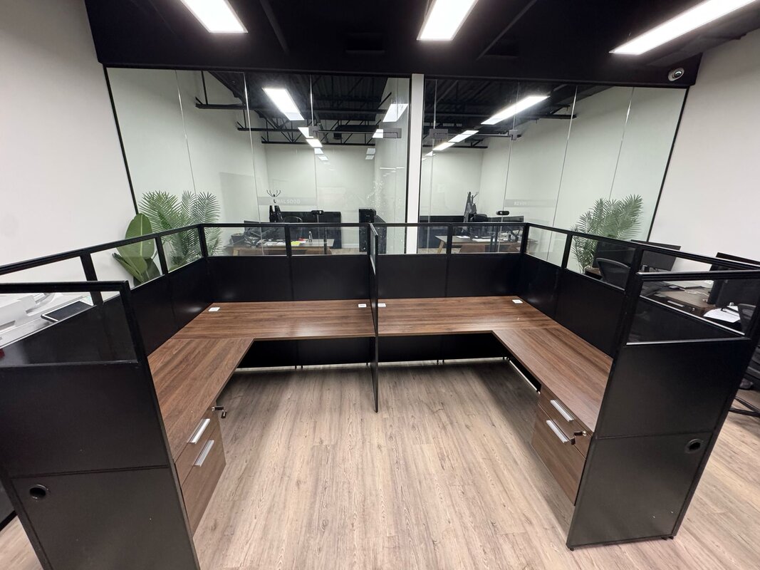 Shared l-shaped cubicle