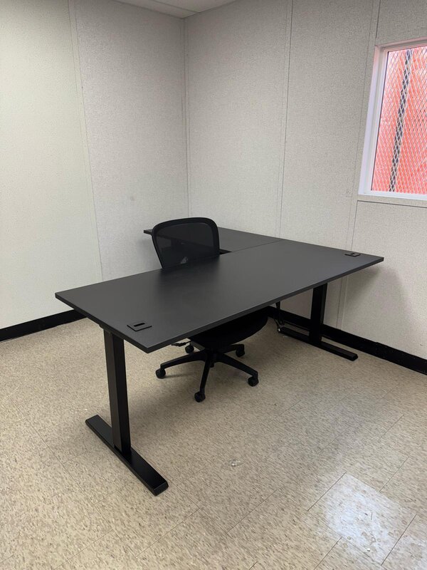 Sit-to-stand l-shaped desk