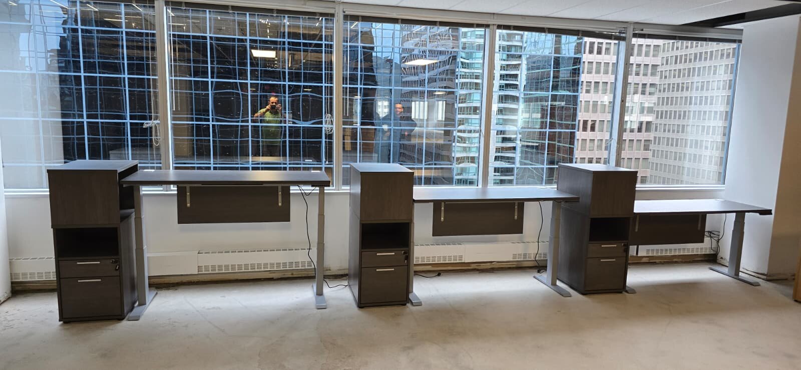 高度可调办公桌（带柜子）- 商用级