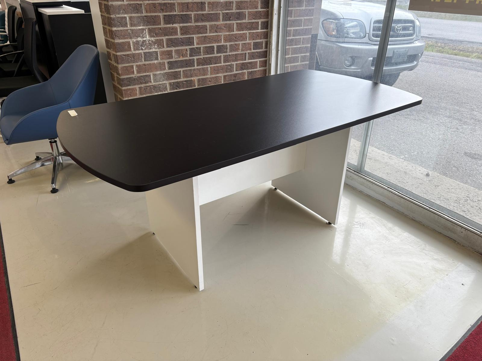 Table de réunion ovale noire et blanche